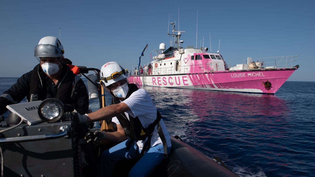 Banksyho loď zachránila přes 200 migrantů, nyní volá o pomoc